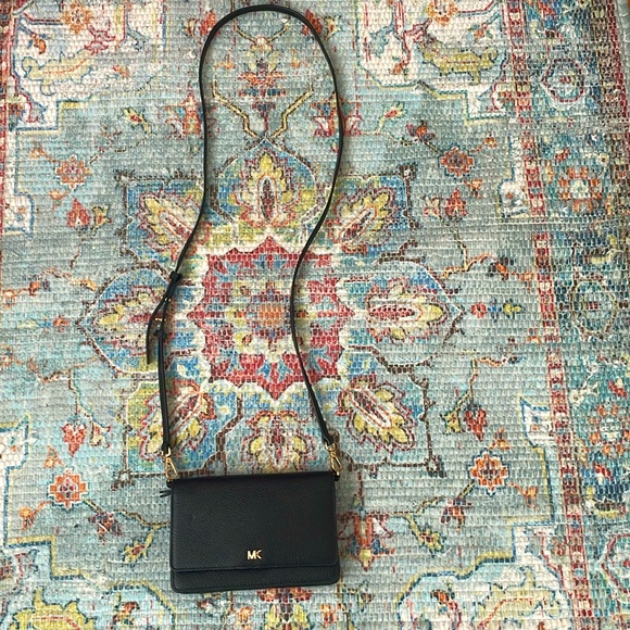 Michael Kors authentic black pebbled crossbody w/gold hardware - Picture 3 of 12